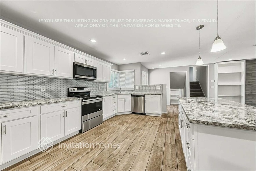 Building Photo - 943 E Manhatton Dr