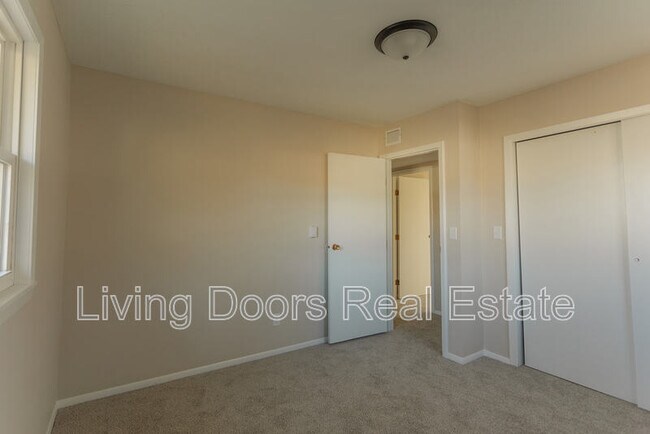 Building Photo - 402 W Eldora Ave