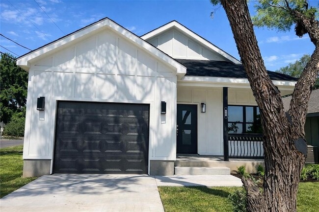 Building Photo - 600 Fir Ln