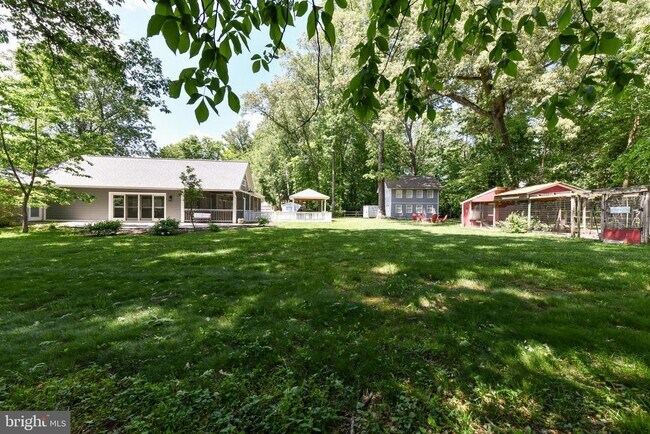 Building Photo - 14 Oak Ln