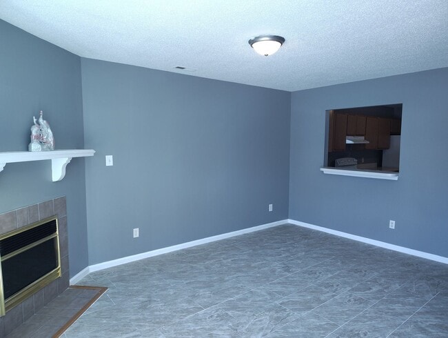 Building Photo - Cute Townhome