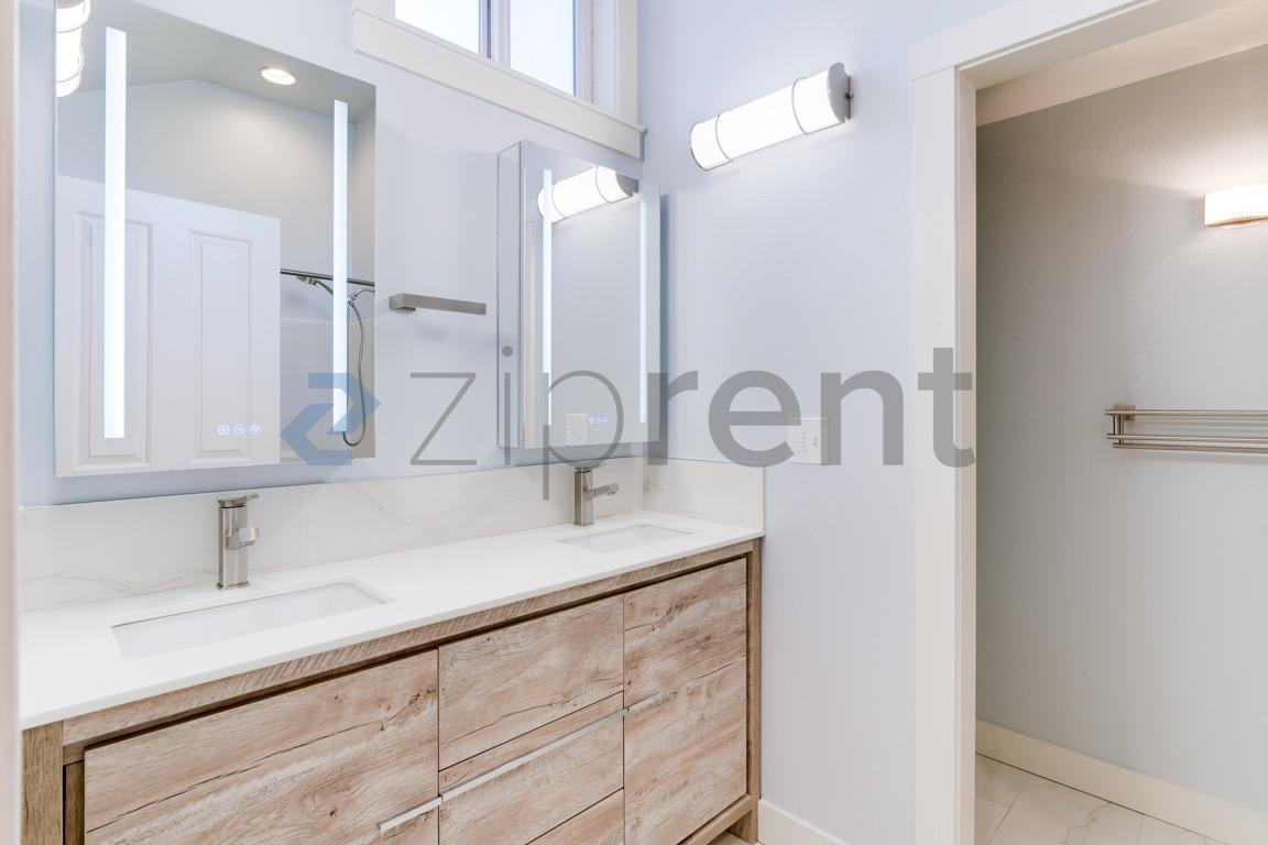 Building Photo - 2225 Eastlake Ave E