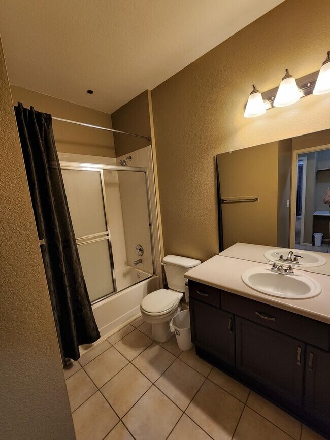 Building Photo - 2 Bed 2 Bath Condo With Balcony!