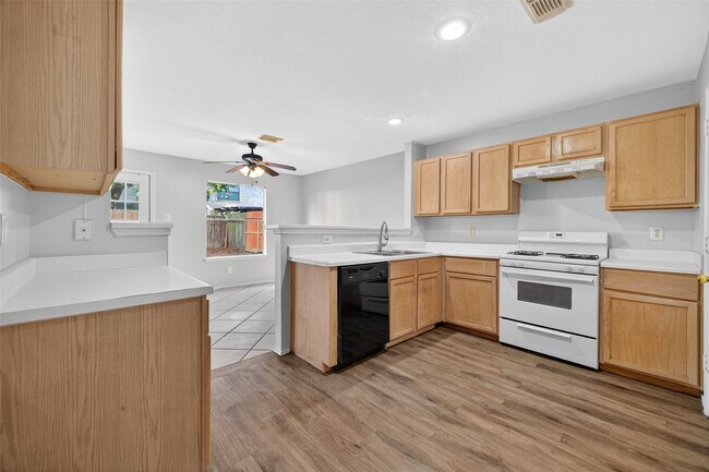 Building Photo - 16318 N Glade Dr