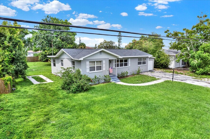 Building Photo - 10711 Seminole Dr N