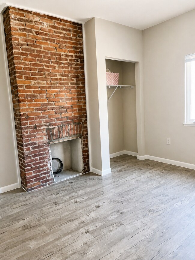 Building Photo - *** Amazing Apartment in Mt. Washington * Pet Friendly * Duplex style * Available Now * Spacious ...