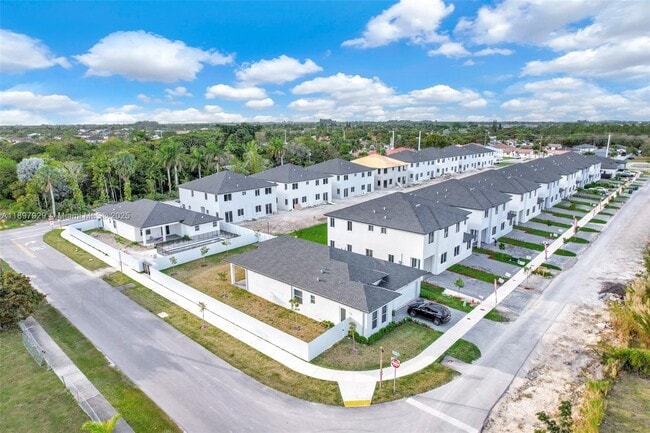 Building Photo - 22555 SW 125th Ave