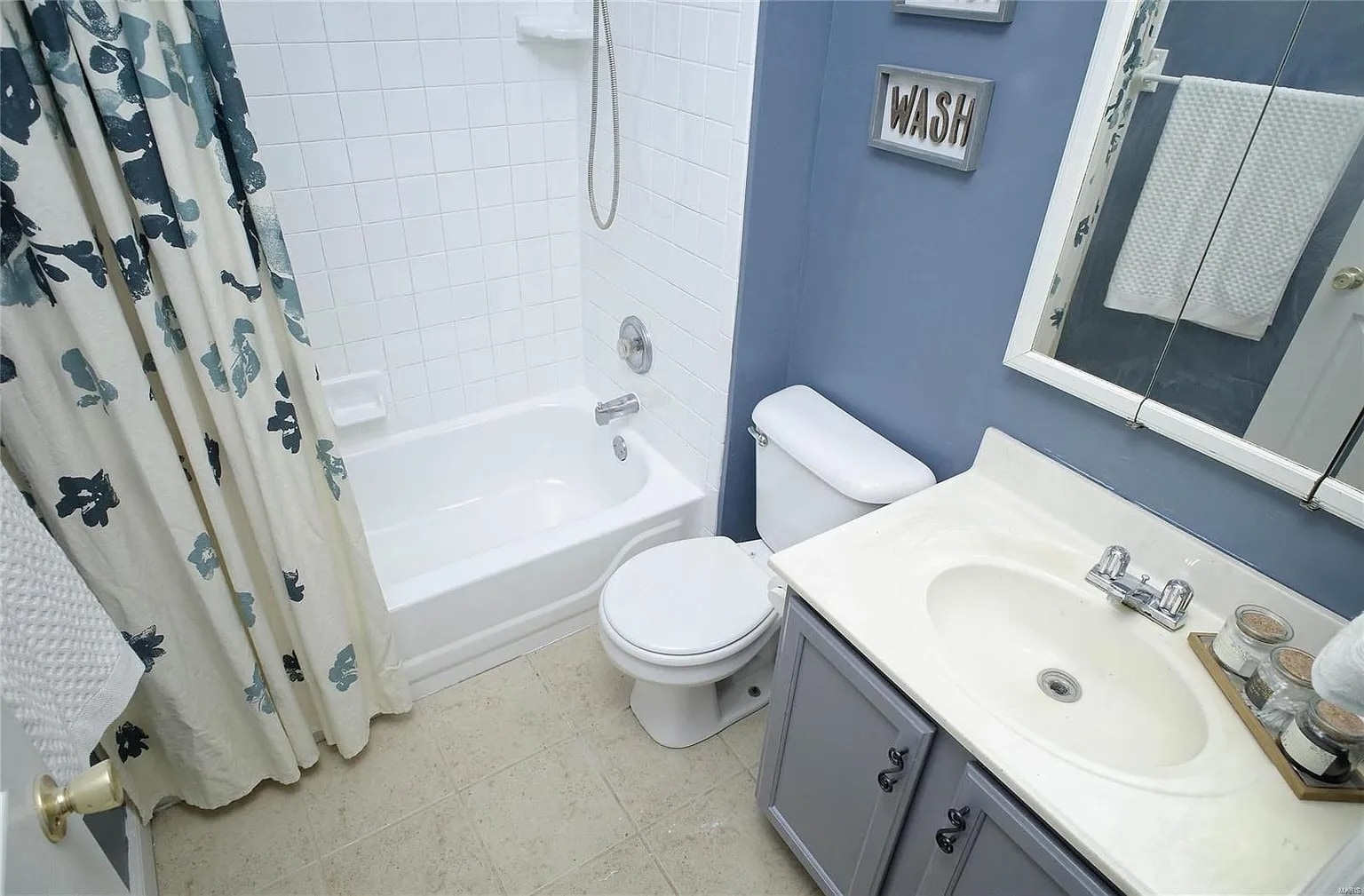 Upstairs Full Bathroom - 3936 Utah St
