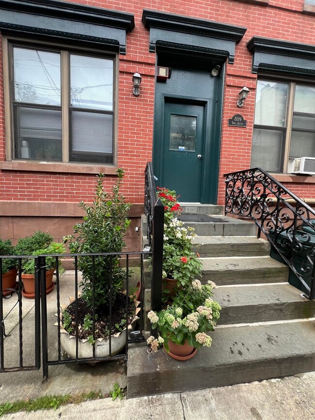 Primary Photo - 809 Park Ave