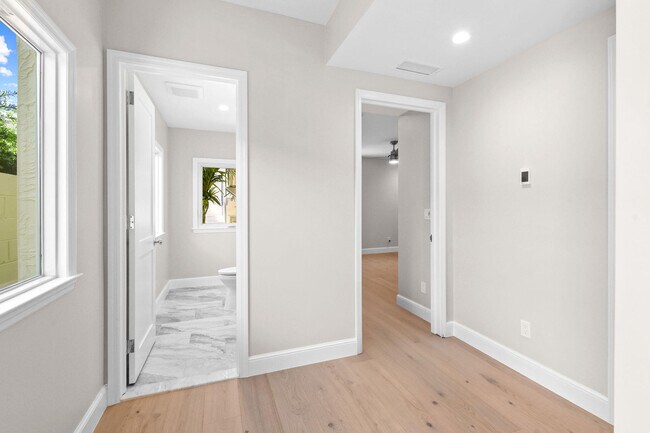Building Photo - 212 Oleander Ave