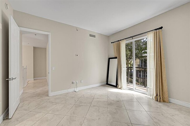 Building Photo - 2633 NE 14th Ave