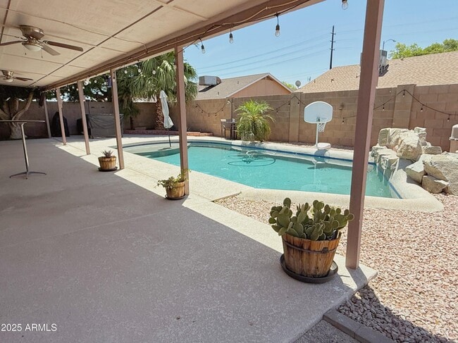 Building Photo - 8403 W Dreyfus Dr