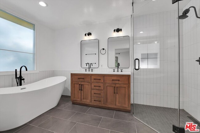 Building Photo - 1601 S Bentley Ave