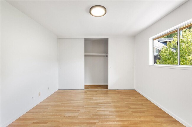 Building Photo - 2118 Alameda Ave