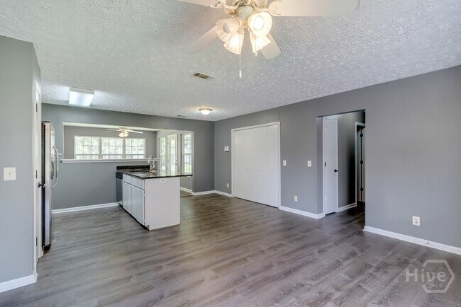 Building Photo - 402 Sterling Creek Dr