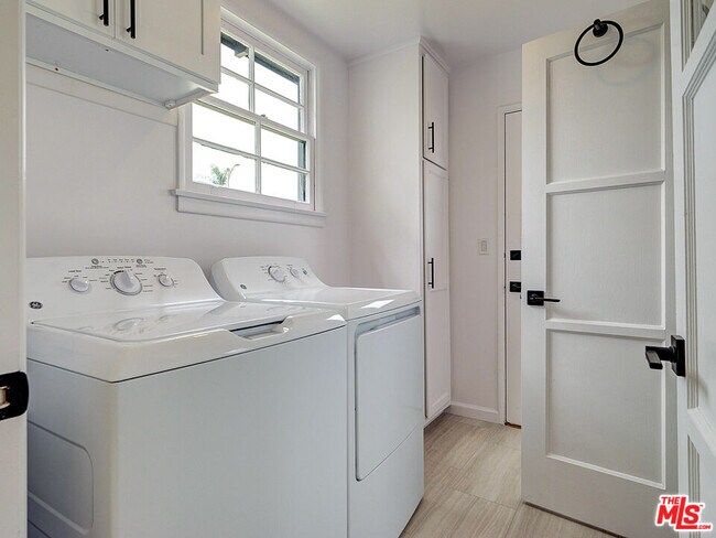 Building Photo - 7101 W 85th St