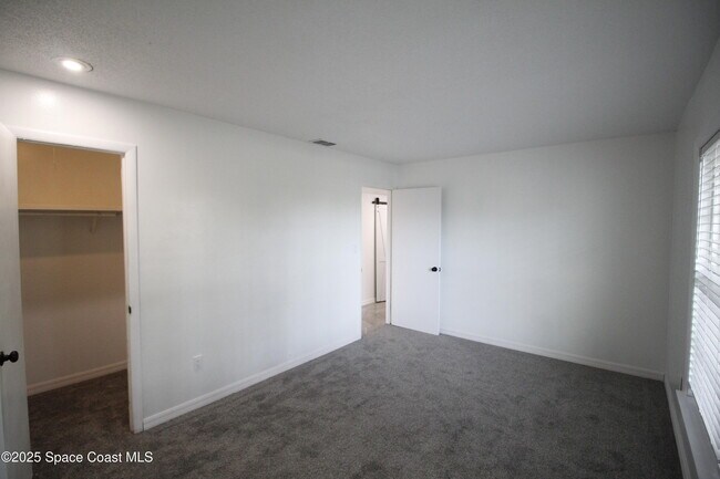 Building Photo - 3002 Edgewood Dr NE