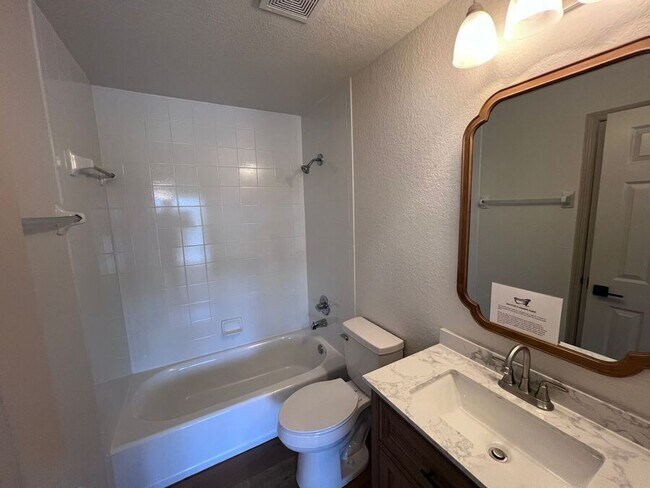 Building Photo - 2216 Garden Lake Dr