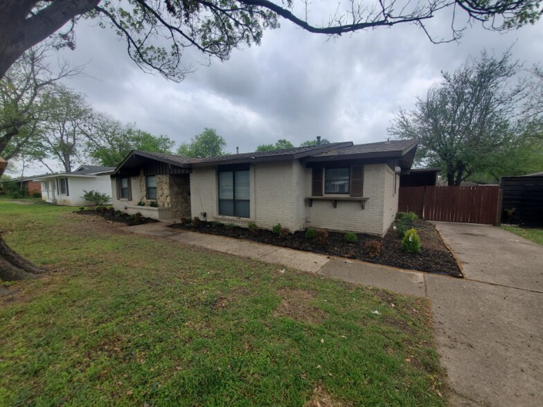 Building Photo - 713 Silverstone Dr