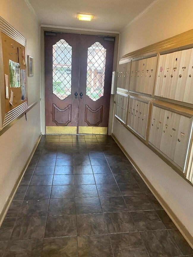 Building Photo - 2822 Briarhurst Dr