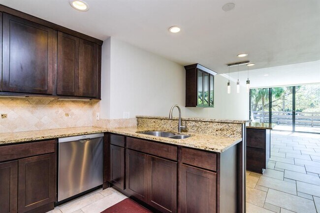 Building Photo - 2540 W Palm Dr