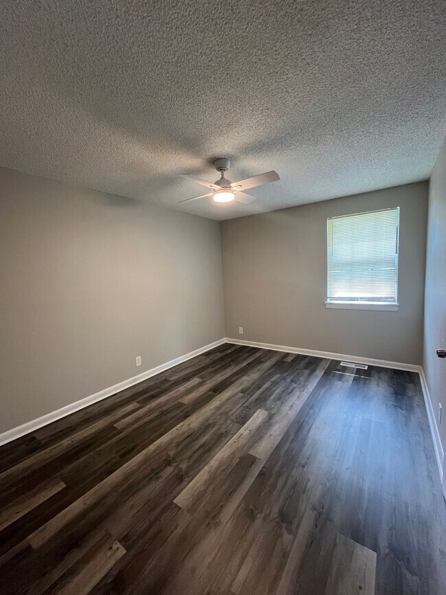 Building Photo - 2 Bedroom/ 1 Bathroom Duplex in Hermitage