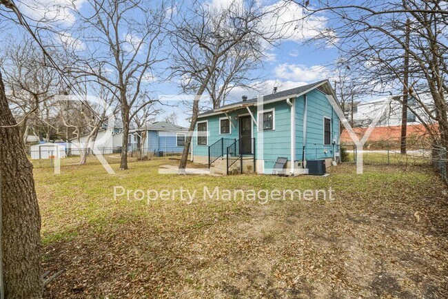 Building Photo - 933 E 56th St