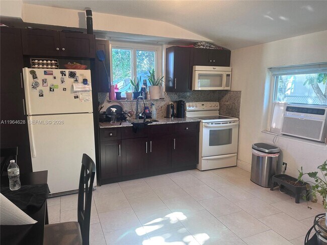 Building Photo - 2125 Bay Dr