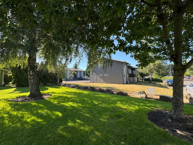 Building Photo - 301 Whitesell St W