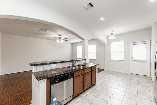Building Photo - 7131 Pavilion Dr