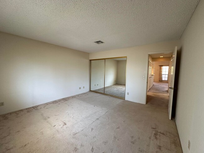 Building Photo - 2 bedroom condo near UNLV