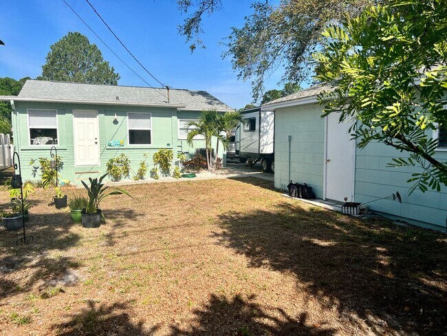 Building Photo - 2 Bed/1Bath/1 Car Garage Home