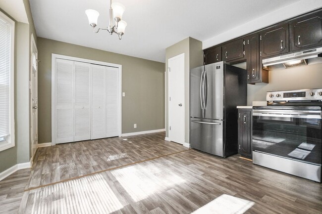 Building Photo - Updated Three Bedroom!