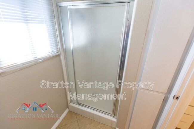 Building Photo - 704 E La Jolla Dr