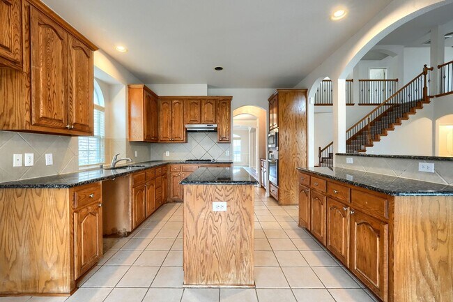 Building Photo - Stunning 5-Bedroom Home with Spacious Back...