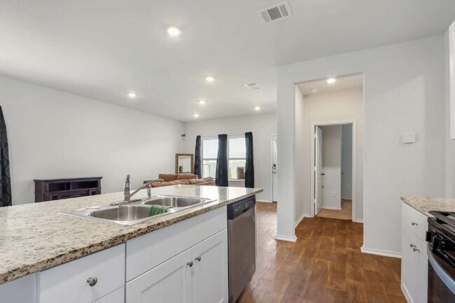 Building Photo - "Spacious 5-Bedroom San Antonio Gem with G...
