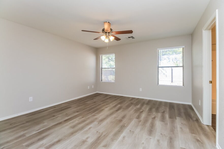 Building Photo - 1006 S Clancy Cir