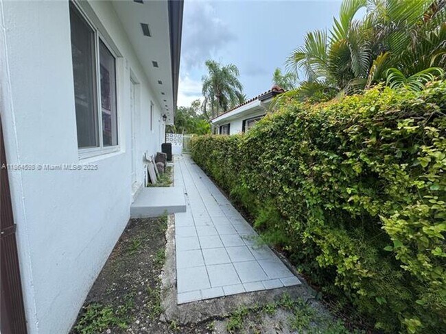 Building Photo - 146 Ponce de Leon Blvd