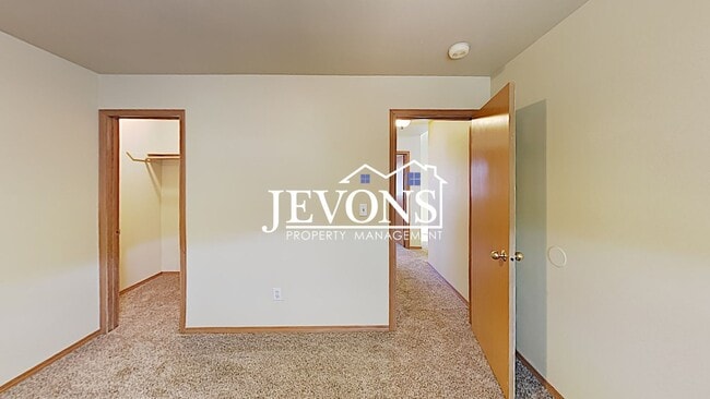 Building Photo - Charming home just steps from transit, par...