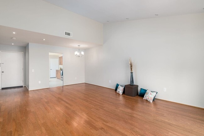 Building Photo - A beautiful Coranado II for Lease