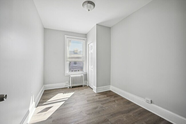 Building Photo - Newly Renovated 5BR/2BA Brownstone, Washer/Dryer