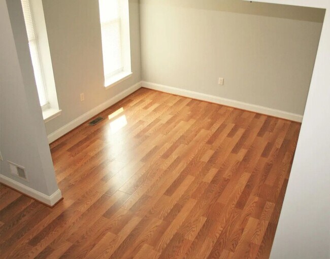 Building Photo - Spacious 4 Bedroom Home
