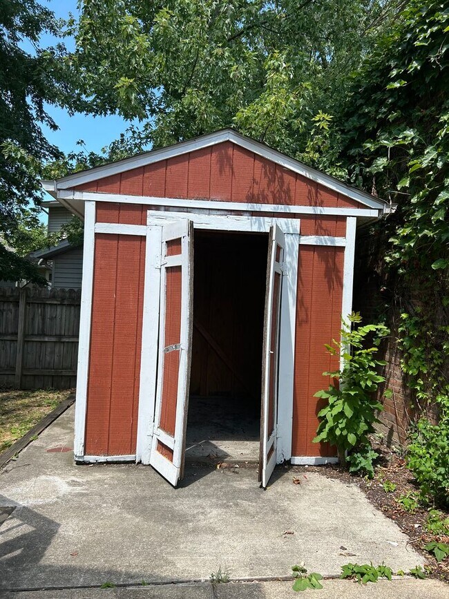 Building Photo - 9505 Sladden Ave