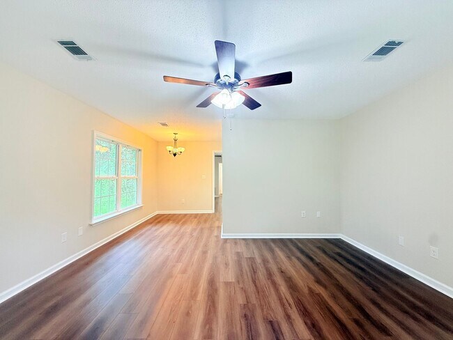 Building Photo - Cute 1 Bed 1 Bath Home Available! Call to Schedule a Tour Today!