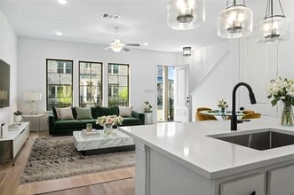 Building Photo - 631 Redwood Wy