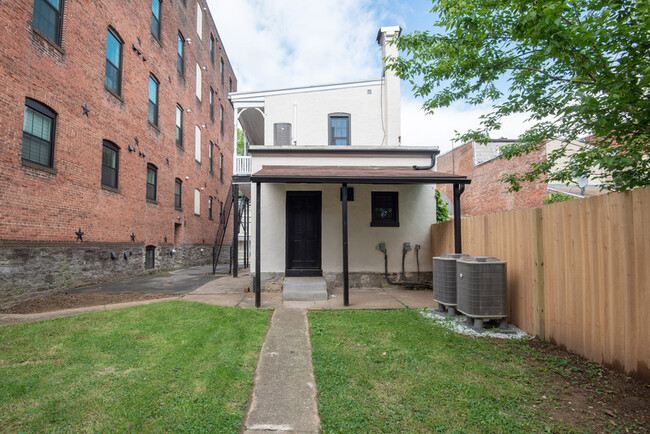 Building Photo - 323 N Mulberry St