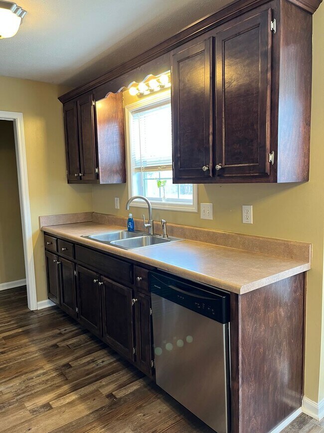 Building Photo - Super Cute Ranch Home with Easy Access to I24