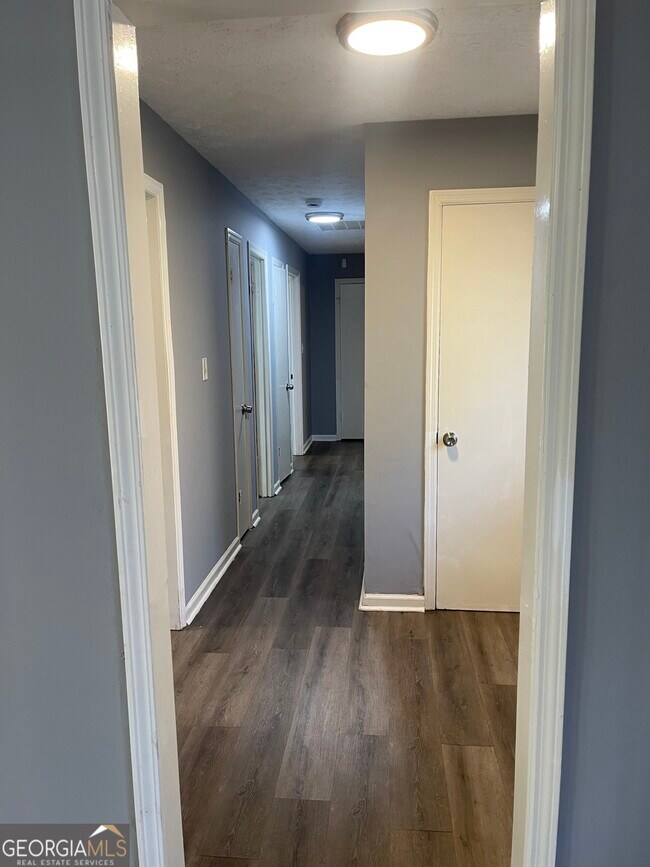 Building Photo - 1233 Woodland Ct SE