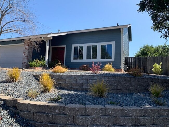 Building Photo - Available Now ~ Beautiful 4 bed/3 bath Home in Novato ~ Views ~ 2 Level