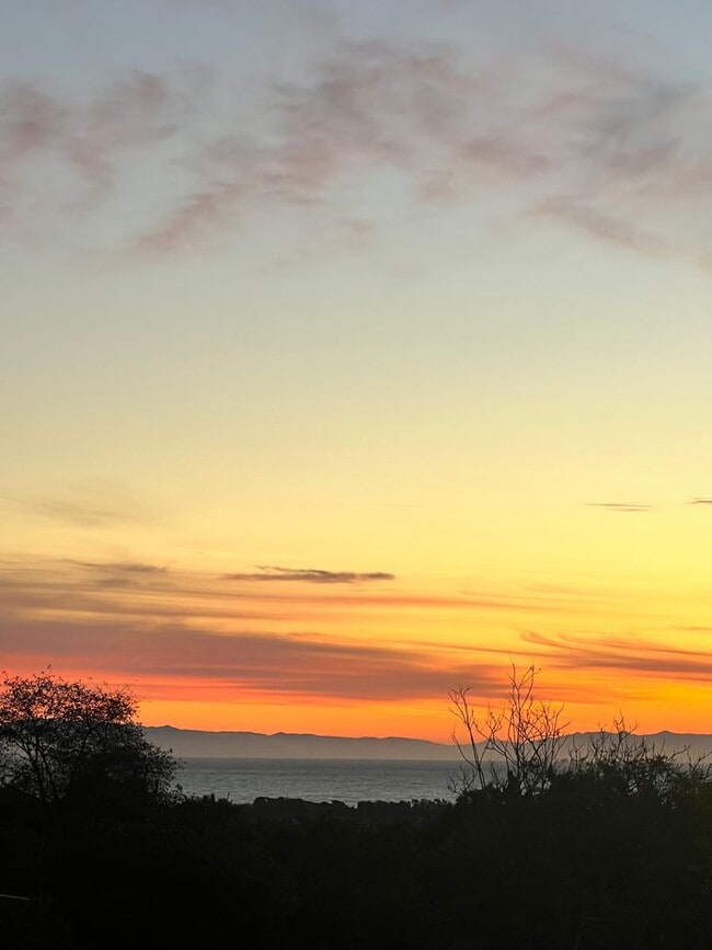 Building Photo - West Ventura - Gorgeous updated three bedroom, 2.5 bath home in Brock Hills